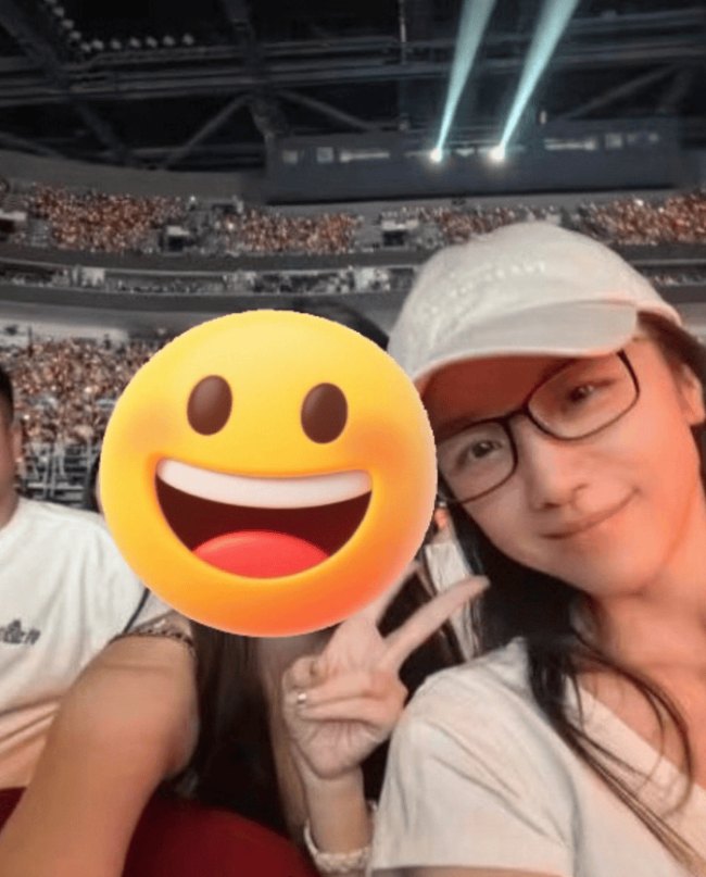 汤唯现身王力宏演唱会 贴心为粉丝签名合影