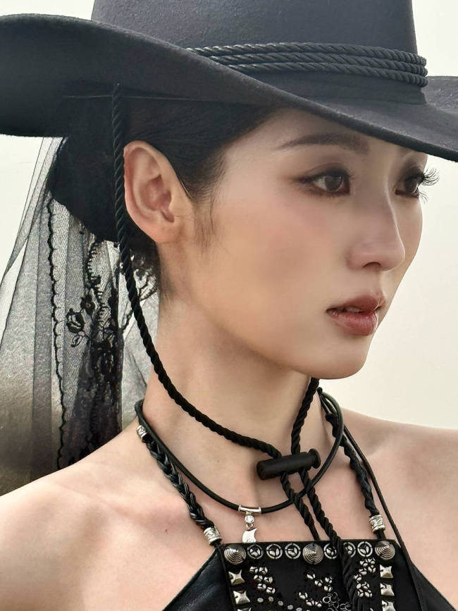 邢菲穿长裙站在草原好自由 化身牛仔女郎又酷又甜