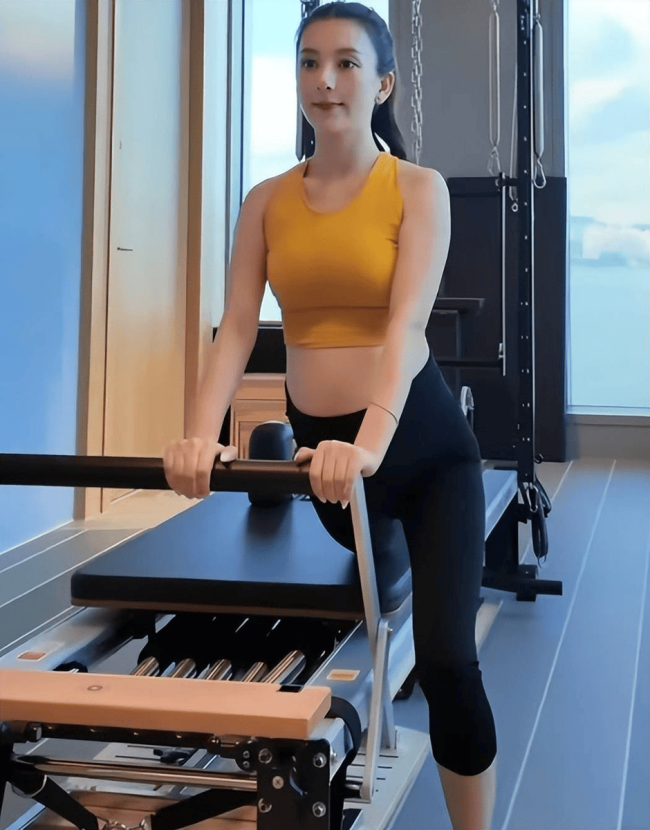 郭富城老婆方媛挺孕肚做瑜伽 四肢纤细状态俱佳