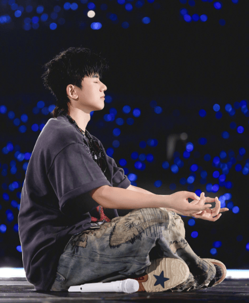 张杰演唱会音响意外故障 即兴打坐清唱机智救场