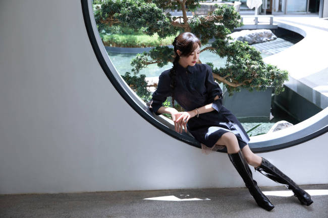 唐嫣穿深色衬衫裙拍园林大片！秀玲珑身材美腿吸睛