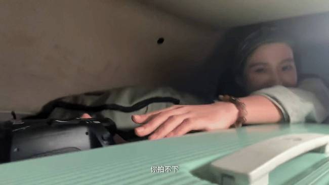 卢昱晓在车后窗追晚霞 手持DV机开朗又鲜活