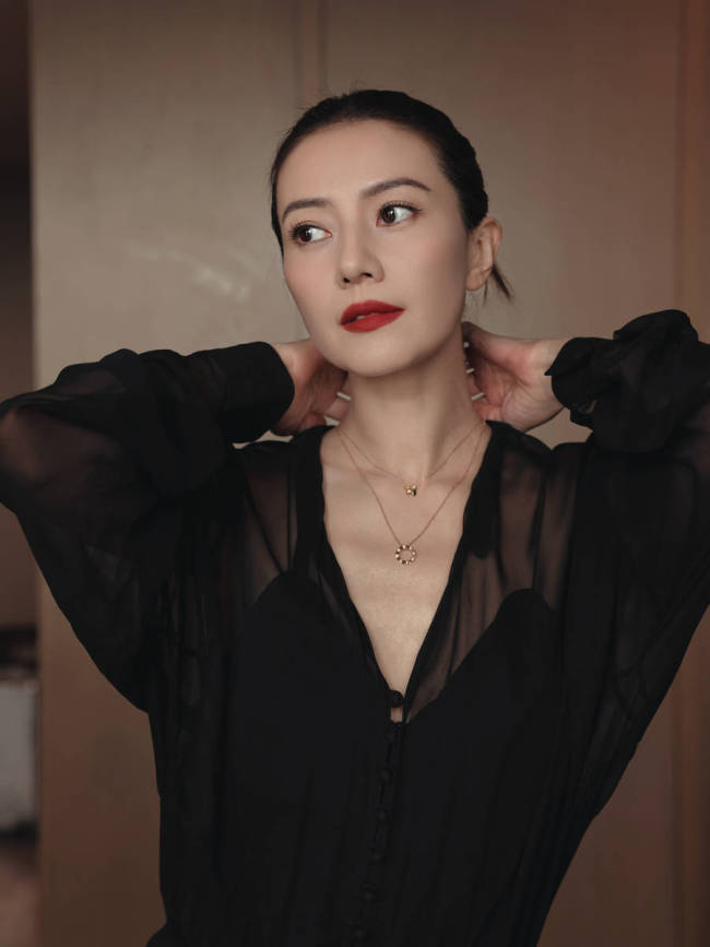 高圆圆穿透视纱裙超有女神范！涂烈焰红唇妩媚迷人