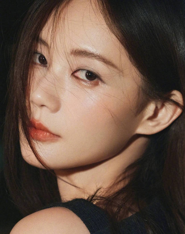 李一桐分享时装周出发美照 抬头浅笑慵懒随性