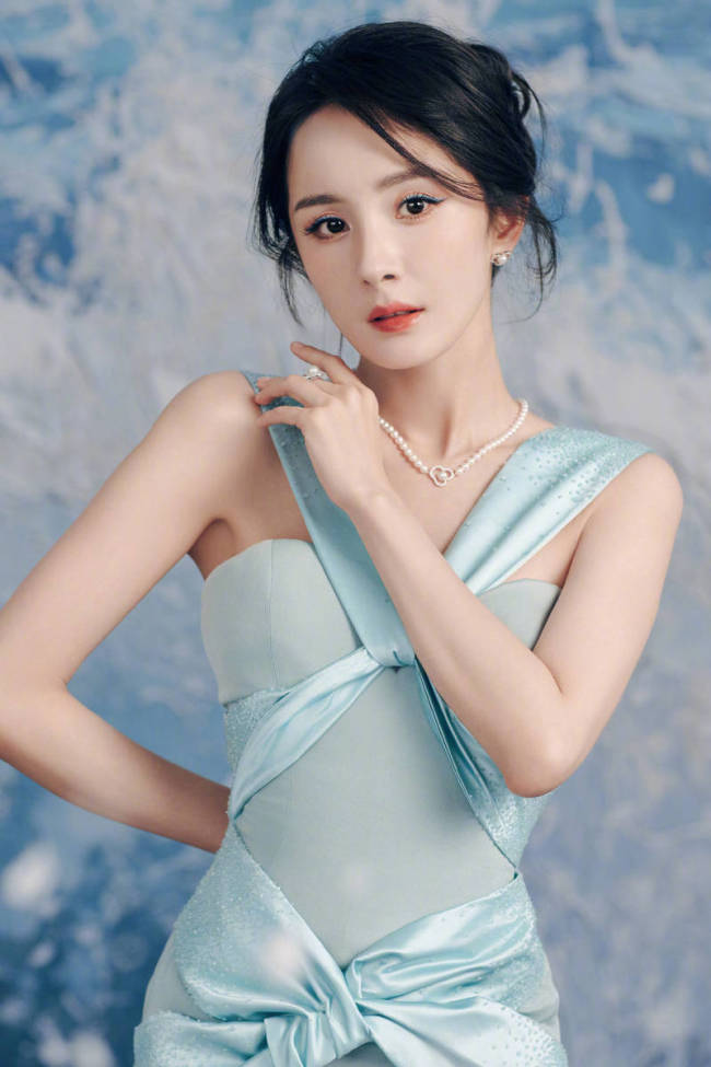 杨幂穿蓝丝绸礼裙气质优雅！宛若海浪女神美貌迷人