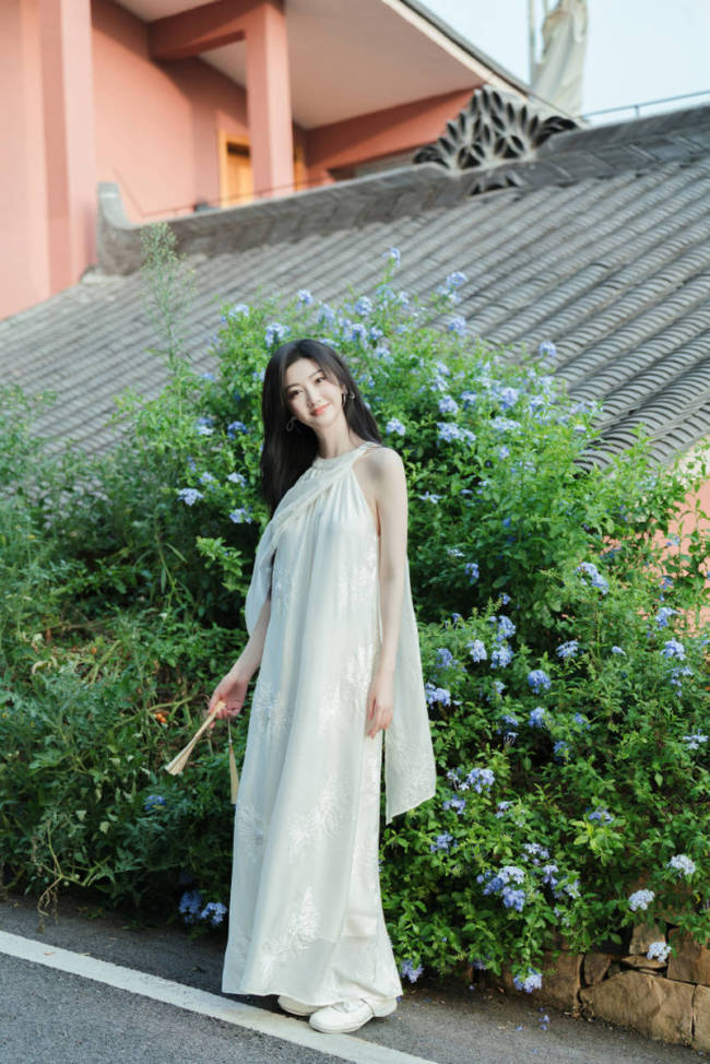 景甜穿挂脖白裙仙气飘飘 笑容甜美明媚动人