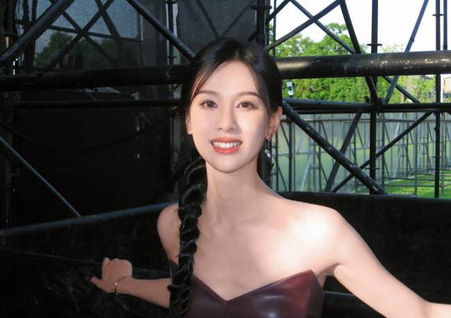 陈都灵穿抹胸礼裙身材纤细 麻花辫在阳光下好明媚