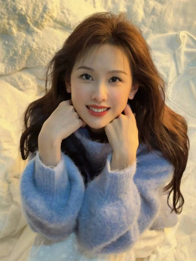 陈都灵穿蓝色毛衣温柔灵动 雪中抬眸尽显可爱
