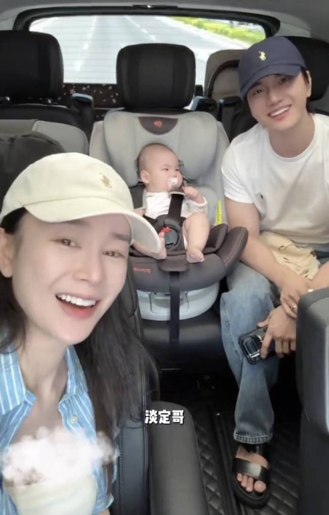 张檬一家出行打扮舒适 机场头盖布给儿子喂母乳