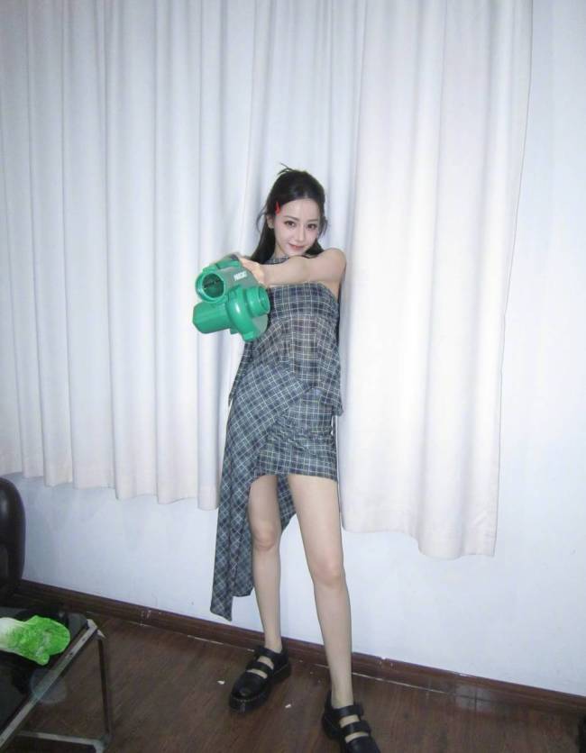 迪丽热巴戴丝巾穿蝴蝶纹丝袜 又美又帅氛围拉满