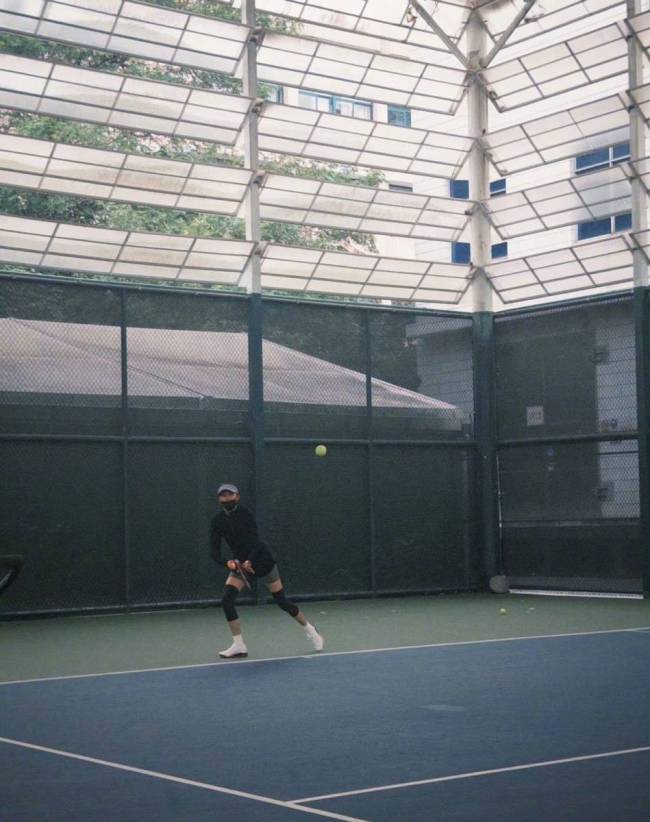 关晓彤穿运动装打网球活力满满 动作专业长腿吸睛