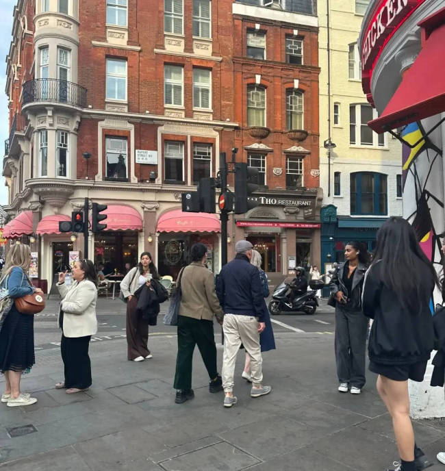 那英与老公现身伦敦被偶遇 夫妻俩牵手逛街很恩爱