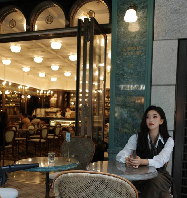 朱珠手拿玫瑰花笑眼动人 双手插兜帅气随性