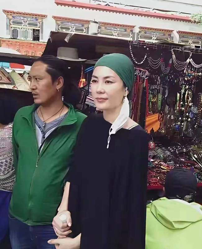 56岁“歌坛天后”王菲素颜现身西藏被偶遇