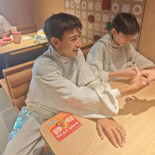 诺一与好友逛街被偶遇 穿搭时尚状态在线