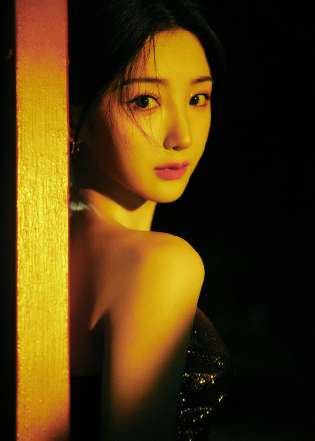 毛晓彤身穿中式服装 气质古典尽显东方韵味