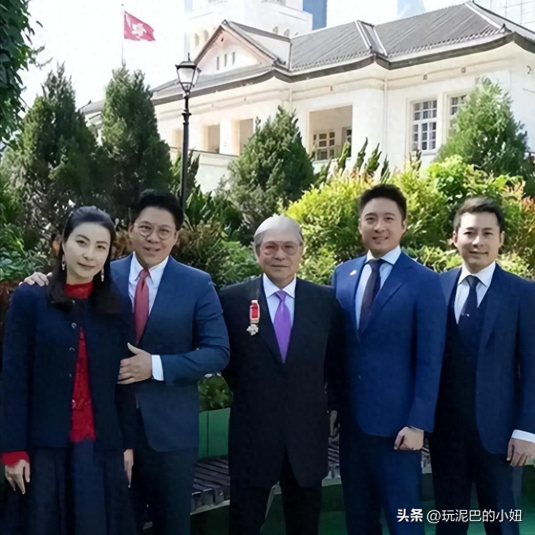 恋情实锤？霍启山携女星娜然出席弟弟婚礼，二人全程形影不离封面图