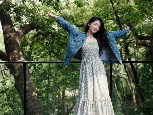 搜狐娱乐讯 26日，杨紫身着碎花裙拍摄的美照释出，她站在树下伸懒腰，状态惬意舒适，享受春日的慵懒时光。