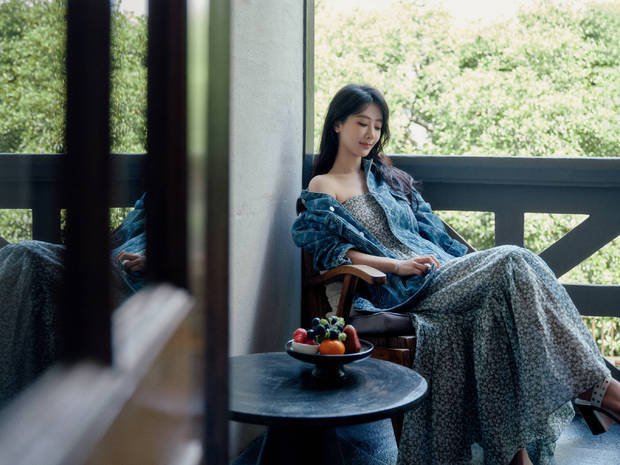 杨紫面露温柔笑容，心情愉悦。