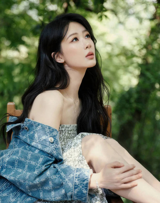 杨紫仰头看天，松弛感拉满。