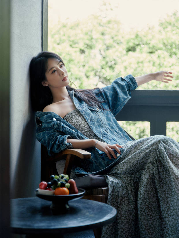 杨紫靠在椅背上休息，十分惬意。