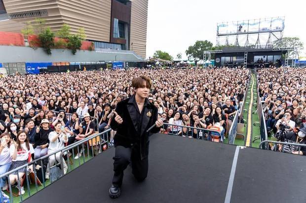 生日会现场人山人海。