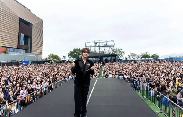 姜涛一身黑色西装酷飒帅气。