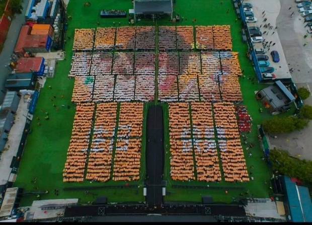 粉丝为姜涛应援拼出照片。