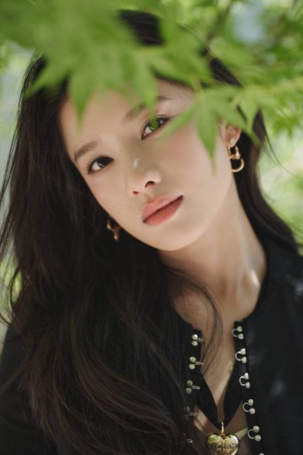 搜狐娱乐讯 4月30日，张婧仪工作室晒出一组春日美照，照片中她穿黑色西装外套干练利落，这组照片好多怼脸照，这张脸太权威了。