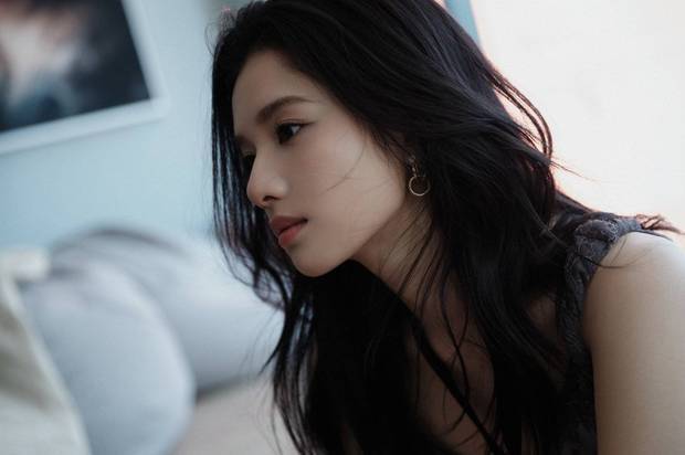 张婧仪侧脸轮廓流畅。