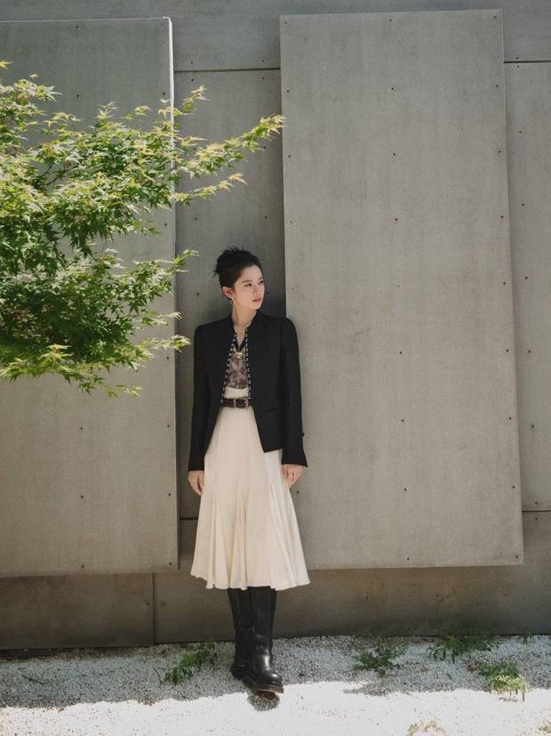 张婧仪优雅温柔。