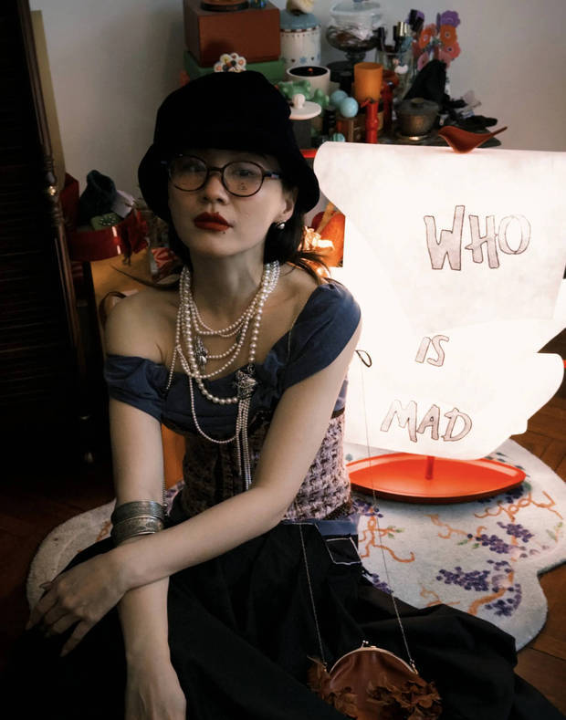 搜狐娱乐讯 5月2日，金靖在个人社交账号晒出了一组她的最新造型随拍。