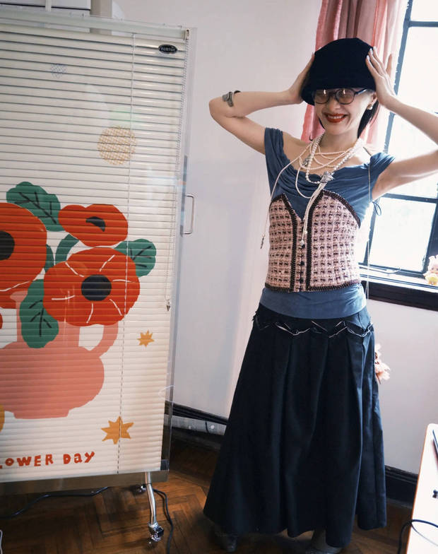 金靖慵懒惬意。