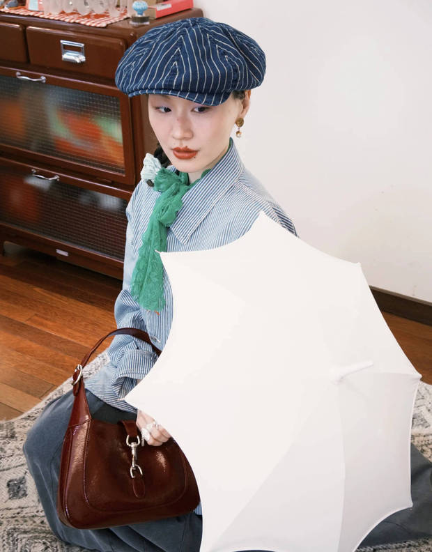 金靖手撑白伞。