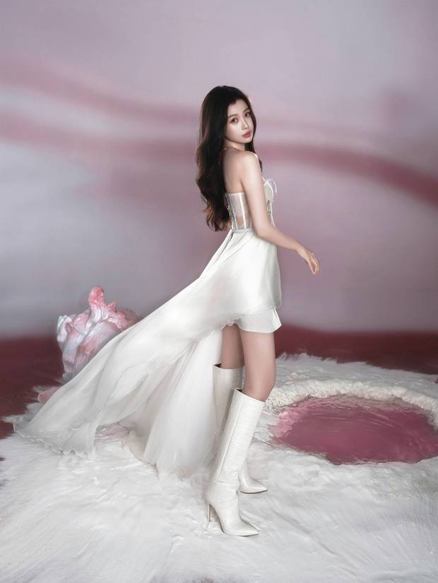 虞书欣的身材纤瘦有型，一双修长美腿比例优越。