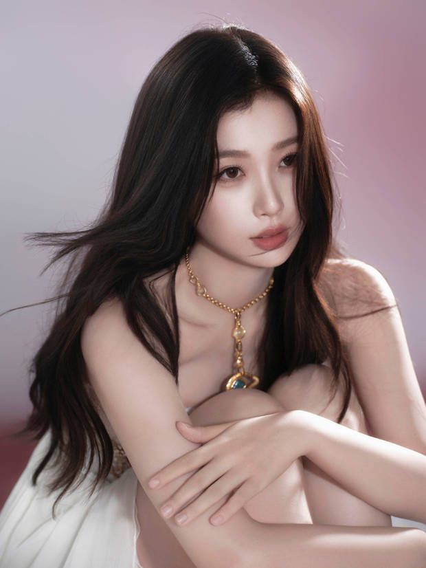 虞书欣的五官很漂亮，皮肤白嫩光滑，保养有方。