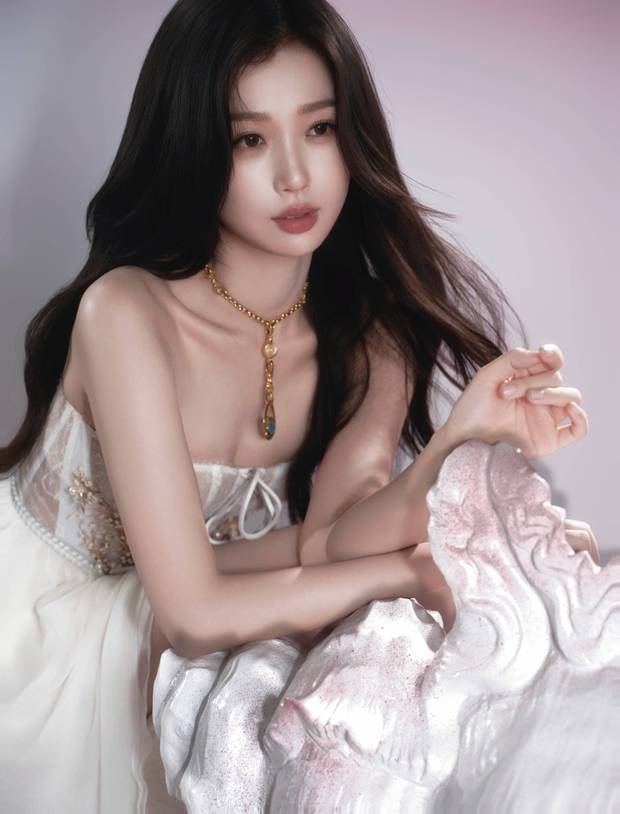 虞书欣穿抹胸裙露出精致锁骨。