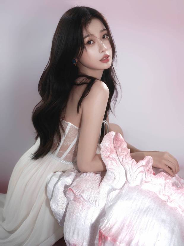 虞书欣小秀香肩，玉臂纤细，肌肤光滑。