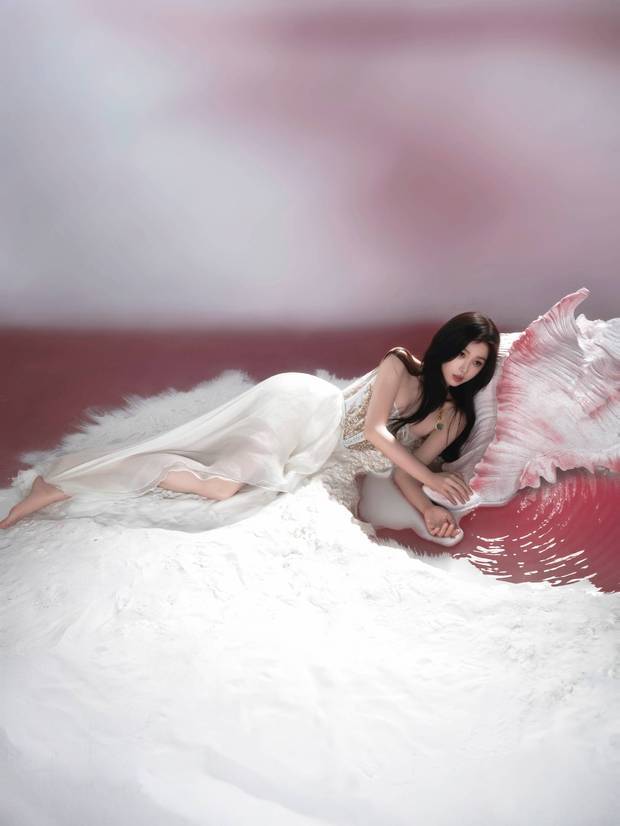 虞书欣仿佛是粉色水池旁的慵懒美人。