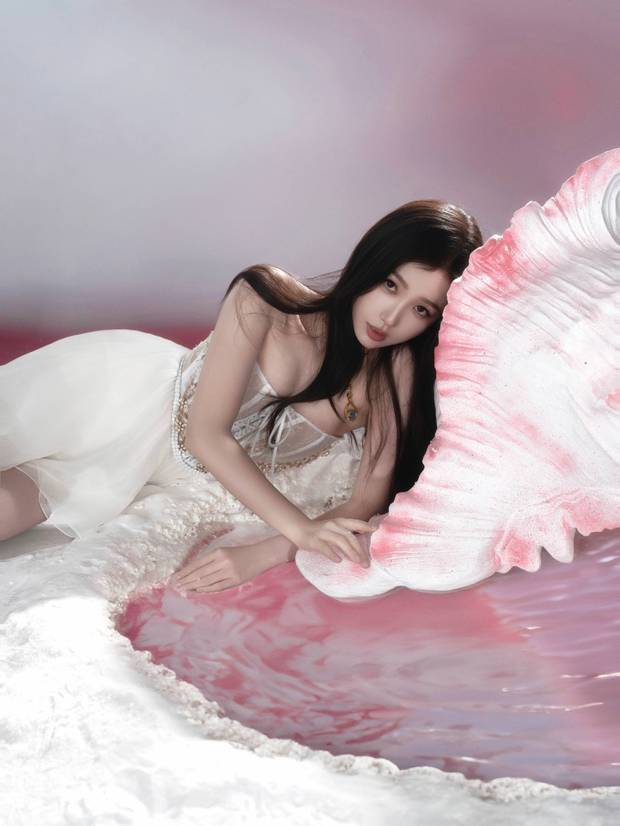 虞书欣身材性感，超吸睛。