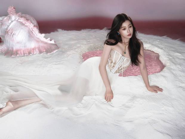 虞书欣一袭白色抹胸裙清新靓丽。