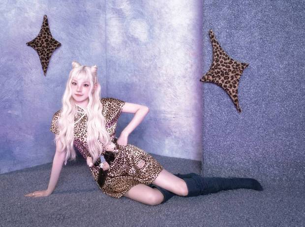 宋雨琦仿佛趴在地上休息的性感猫女，魅力十足。