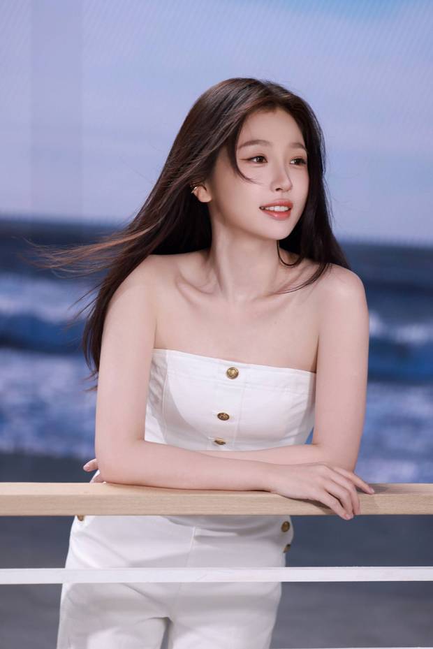 搜狐娱乐讯 5日，虞书欣工作室晒出一组写真美照。照片中，虞书欣穿着白色抹胸上衣拍写真，一头秀发飞扬，灵动又飘逸。