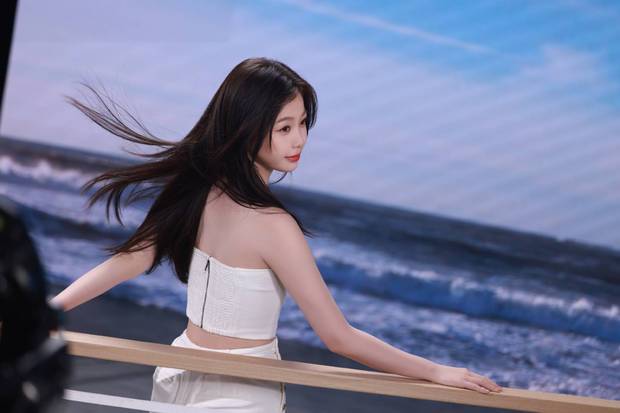 虞书欣拍摄写真照，状态在线。