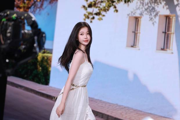 虞书欣换了一身白色吊带裙继续拍美照。