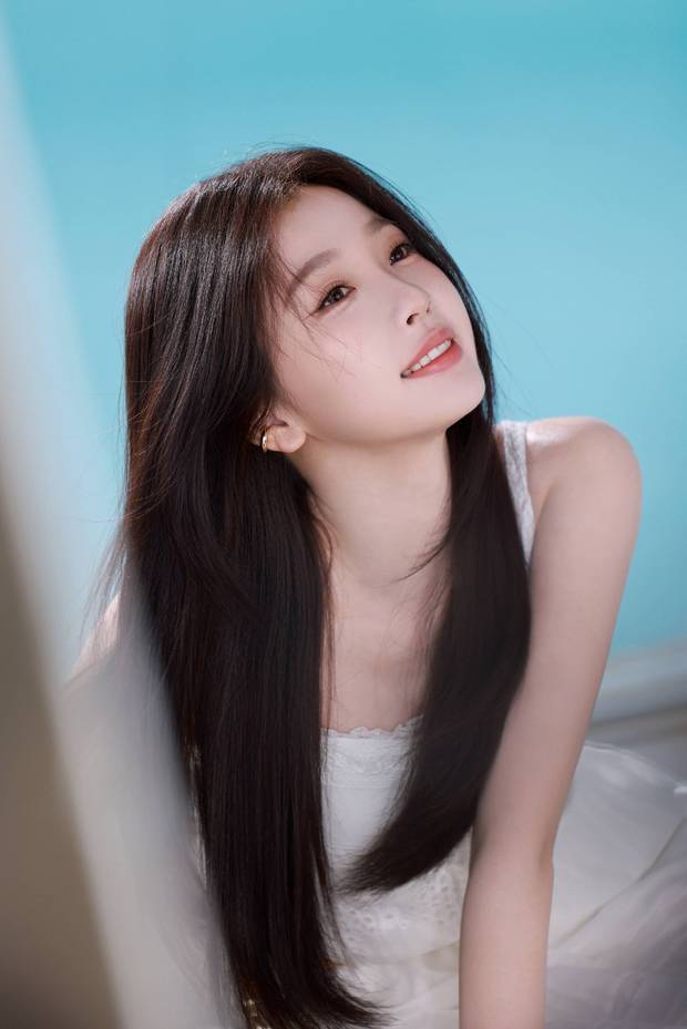 虞书欣侧颜精致，美貌迷人。