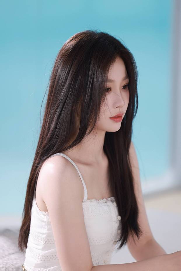 虞书欣穿白色吊带裙十分清纯。