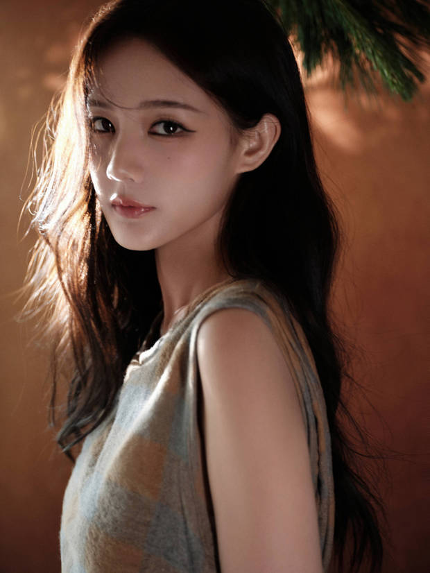 李一桐五官精致立体。