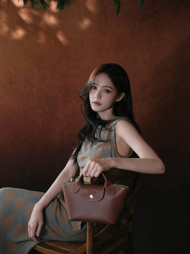 李一桐皮肤白皙，气质出众。