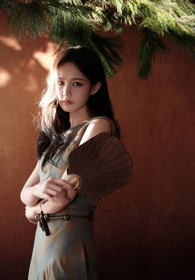 李一桐在阳光下氛围感十足。